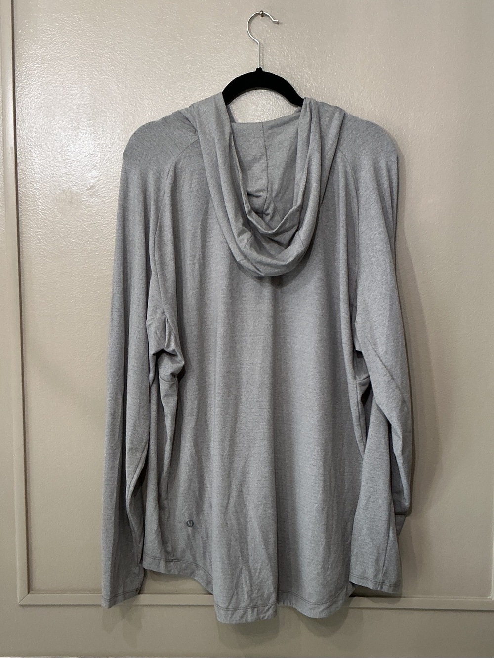 lululemon athletica Men's Light Gray Hooded Long-Sleeve Shirt - Picture 3 of 3